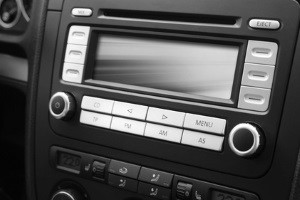Der Autoradio-Test vergleicht fünf Autoradios