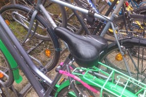 Achten Sie bei Ihrem Vor-Ort-Test vom Fahrradschloss darauf, es immer um einen festen Gegenstand zu schließen!