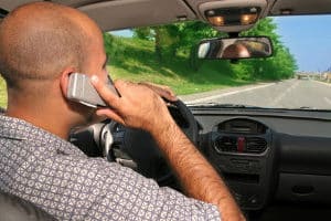 Wie sehen mögliche Kriterien für eine Handyhalterung fürs Auto bei einem Test aus, den Sie selbst durchführen?
