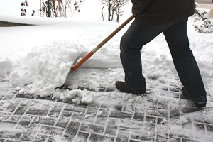 Die Schneeschieber aus dem Test sind an die besonderen Anforderungen durch Schnee angepasst.