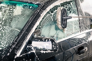Mit einer Autowaschbürste aus dem Test kann der Besitzer seinen Wagen selber reinigen.