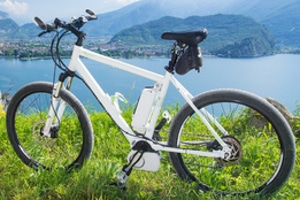 Ein E-Bike-Akku wie im Test liefert dem Elektromotor des Fahrrads die nötige Energie.