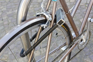 Ein Bügelschloss wie im Test gilt als die sicherste Form des Fahrradschlosses.