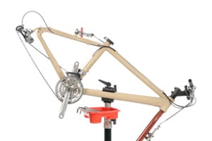 Ein Fahrrad Montageständer wie im Test erleichtert Reparaturen.