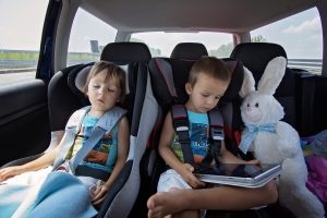 Sonnenschutz im Auto: Im Praxis-Test vor allem bei Familien mit Kindern sinnvoll.