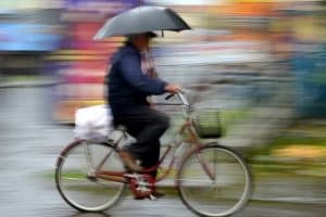 Verzichten Sie auf den Schirm und kaufen Sie sich eine Fahrrad-Regenhose! Ein eigener Test hilft Ihnen, die richtige zu finden.