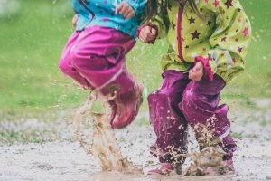 Für Kinder, beim Wandern oder auf dem Rad: Eine gute Regenhose macht den Test im Regen erst richtig Spaß.