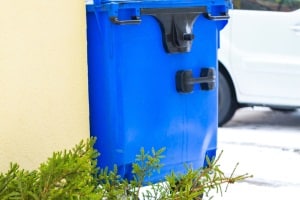 Eine Mülltonnenbox kann im Test überzeugen, wenn sie genug Volumen für Ihre Tonnen bietet.
