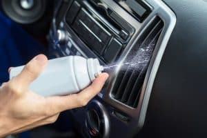 Viele Auto-Klimaanlagen haben einen Reiniger nötig. Test und Vergleich verschiedener Produkte empfehlen sich.