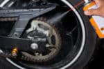 Im Eigen-Test: Kettensprays fürs Motorrad bewahren die Kette vor frühzeitigem Verschleiß, wenn sie regelmäßig angewendet werden.