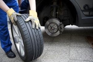 Wenn Sie eine Reifen-Wandhalterung kaufen, können Sie Ihre nicht benötigten Reifen praktisch einlagern.
