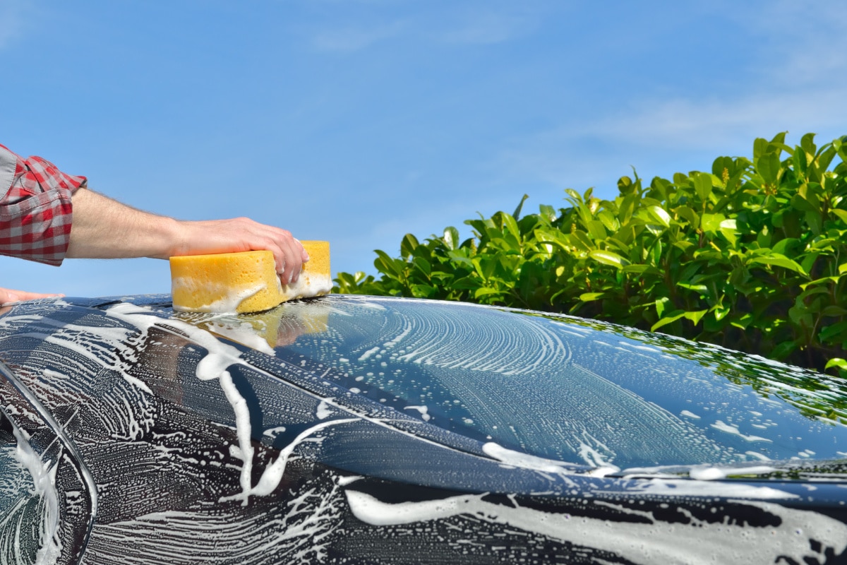 Ein Auto-Waschhandschuh sorgt im Test am eigenen Auto für glänzende Ergebnisse.